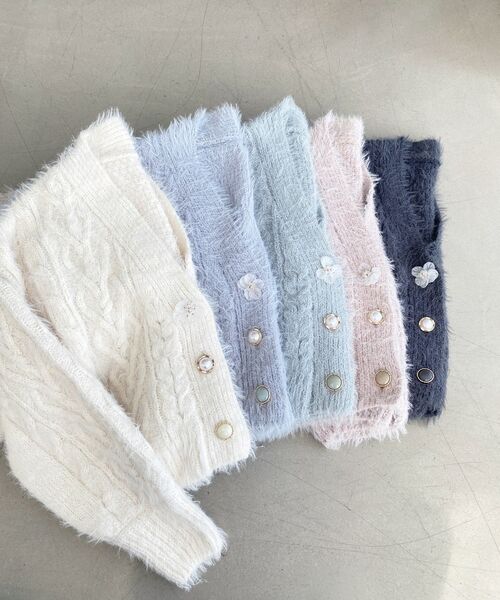 MAJESTIC LEGON（マジェスティックレゴン）の「フラワーモチーフボタンケーブルカーデ（カーディガン/ボレロ・レディース・ピンク/ライトグリーン/オフホワイト/ブルー/チャコールグレー・MEDIUM）」の19枚目の写真