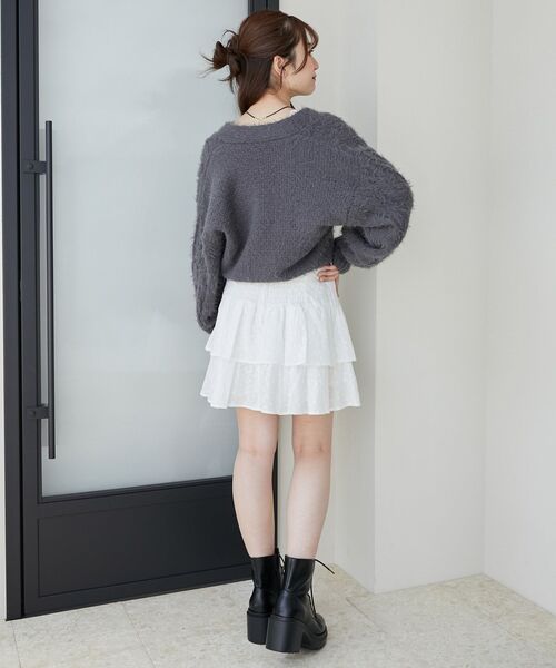 MAJESTIC LEGON（マジェスティックレゴン）の「フラワーモチーフボタンケーブルカーデ（カーディガン/ボレロ・レディース・ピンク/ライトグリーン/オフホワイト/ブルー/チャコールグレー・MEDIUM）」の6枚目の写真