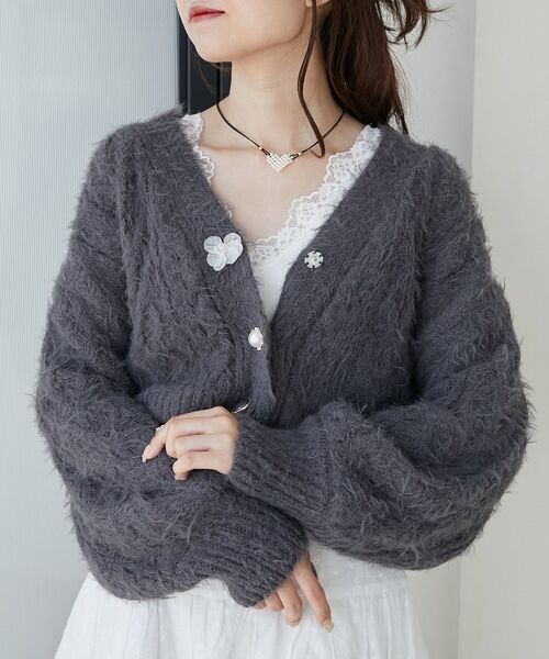 MAJESTIC LEGON（マジェスティックレゴン）の「フラワーモチーフボタンケーブルカーデ（カーディガン/ボレロ・レディース・ピンク/ライトグリーン/オフホワイト/ブルー/チャコールグレー・MEDIUM）」の7枚目の写真