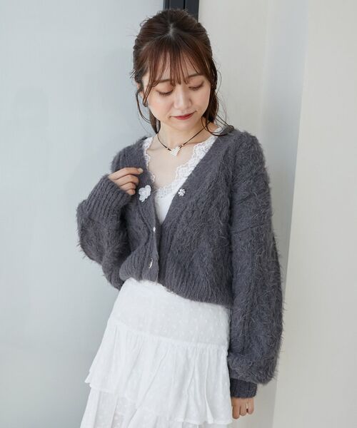 MAJESTIC LEGON（マジェスティックレゴン）の「フラワーモチーフボタンケーブルカーデ（カーディガン/ボレロ・レディース・ピンク/ライトグリーン/オフホワイト/ブルー/チャコールグレー・MEDIUM）」の8枚目の写真