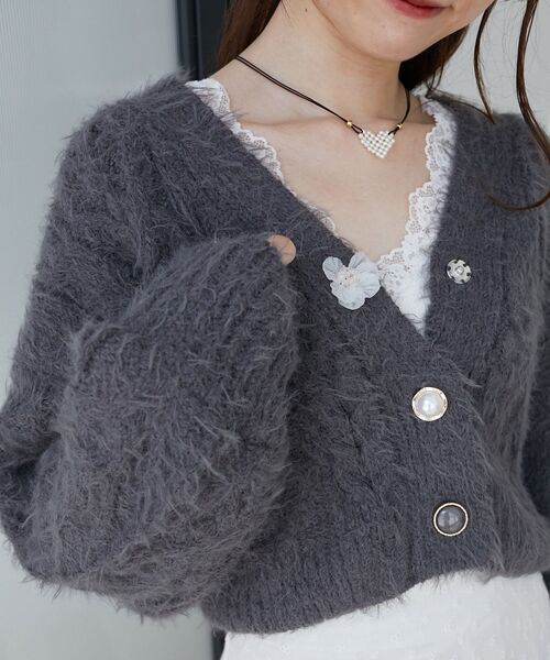 MAJESTIC LEGON（マジェスティックレゴン）の「フラワーモチーフボタンケーブルカーデ（カーディガン/ボレロ・レディース・ピンク/ライトグリーン/オフホワイト/ブルー/チャコールグレー・MEDIUM）」の10枚目の写真