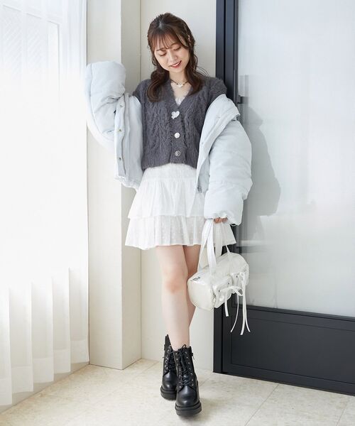 MAJESTIC LEGON（マジェスティックレゴン）の「フラワーモチーフボタンケーブルカーデ（カーディガン/ボレロ・レディース・ピンク/ライトグリーン/オフホワイト/ブルー/チャコールグレー・MEDIUM）」の11枚目の写真