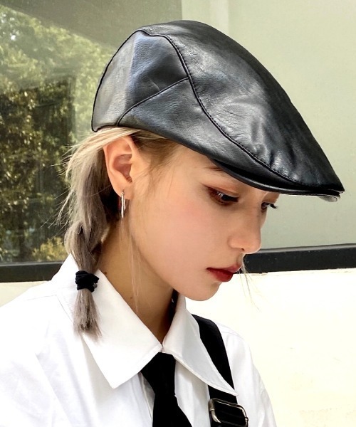 SHEENA（シーナ）の「フェイクレザーハンチング帽（ハンチング/ベレー帽・レディース・ブラック/レッド・FREE）」の2枚目の写真