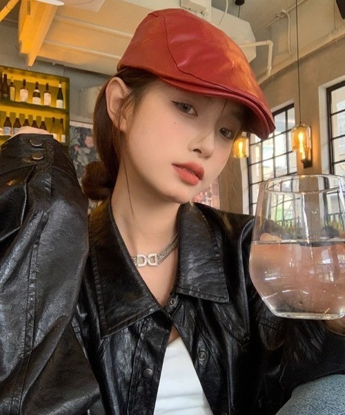 SHEENA（シーナ）の「フェイクレザーハンチング帽（ハンチング/ベレー帽・レディース・ブラック/レッド・FREE）」の4枚目の写真