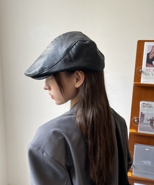SHEENA（シーナ）の「フェイクレザーハンチング帽（ハンチング/ベレー帽・レディース・ブラック/レッド・FREE）」の3枚目の写真