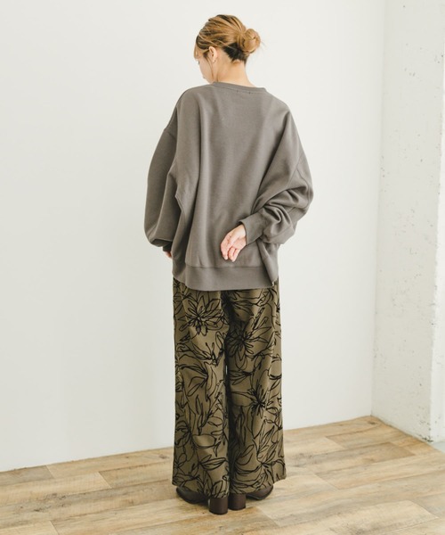 ITEMS URBANRESEARCH（アイテムズ アーバンリサーチ）の「エアリータッチクルーネックスウェット（スウェット・レディース・チャコールグレー/イエロー/オフホワイト・FREE）」の15枚目の写真