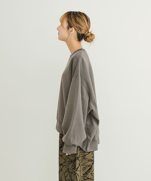 ITEMS URBANRESEARCH（アイテムズ アーバンリサーチ）の「エアリータッチクルーネックスウェット（スウェット・レディース・チャコールグレー/イエロー/オフホワイト・FREE）」の17枚目の写真