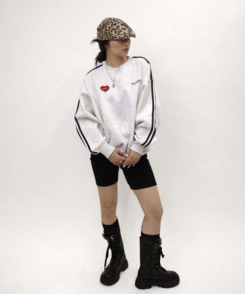 WHO'S WHO gallery（フーズフーギャラリー）の「＊WEB限定【SLOPPY/スロッピー】ハートワッペン裏起毛ラインスウェット（スウェット・レディース・ネイビー/ライトグレー・FREE）」の5枚目の写真