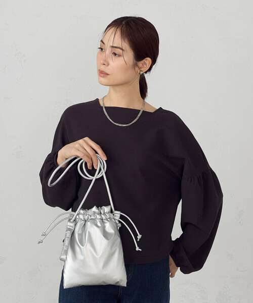 MONO　COMME CA（モノコムサ）の「チャーム付き パデッド巾着ショルダー（ショルダーバッグ・レディース・シルバー/ブラック・FREE）」の2枚目の写真