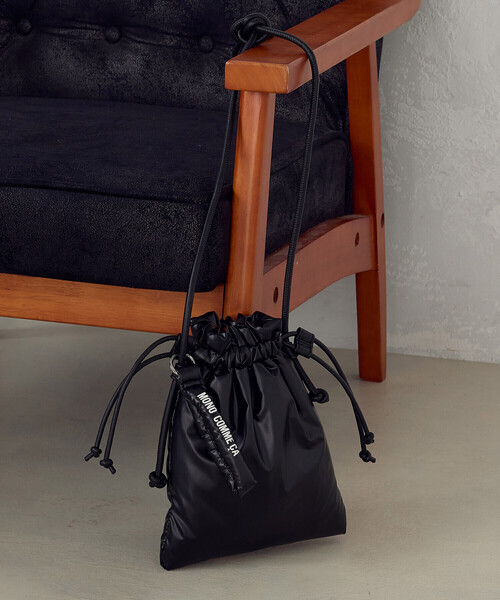 MONO　COMME CA（モノコムサ）の「チャーム付き パデッド巾着ショルダー（ショルダーバッグ・レディース・シルバー/ブラック・FREE）」の18枚目の写真