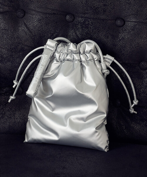 MONO　COMME CA（モノコムサ）の「チャーム付き パデッド巾着ショルダー（ショルダーバッグ・レディース・シルバー/ブラック・FREE）」の19枚目の写真
