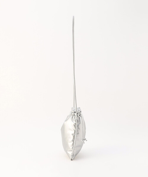 MONO　COMME CA（モノコムサ）の「チャーム付き パデッド巾着ショルダー（ショルダーバッグ・レディース・シルバー/ブラック・FREE）」の11枚目の写真