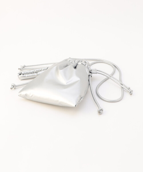 MONO　COMME CA（モノコムサ）の「チャーム付き パデッド巾着ショルダー（ショルダーバッグ・レディース・シルバー/ブラック・FREE）」の12枚目の写真