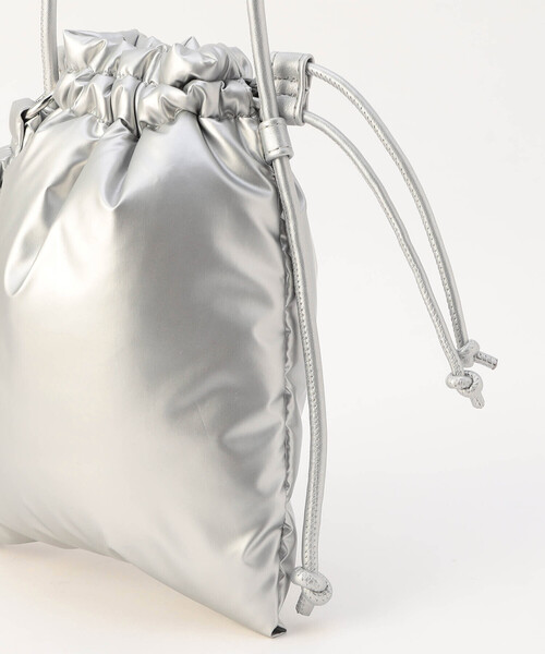 MONO　COMME CA（モノコムサ）の「チャーム付き パデッド巾着ショルダー（ショルダーバッグ・レディース・シルバー/ブラック・FREE）」の13枚目の写真