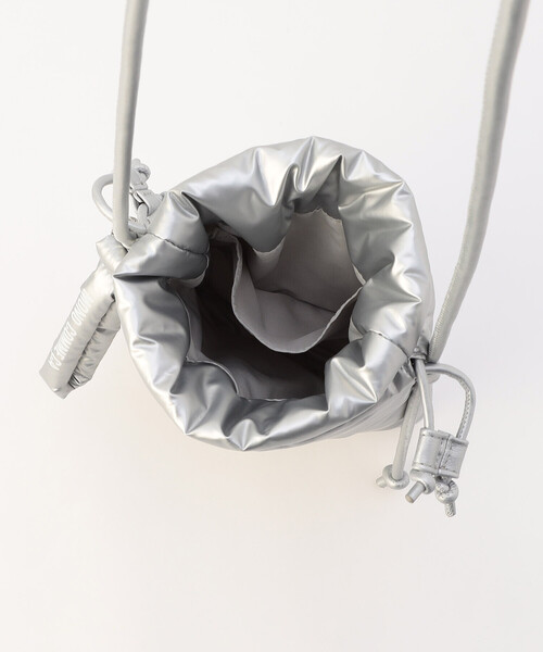 MONO　COMME CA（モノコムサ）の「チャーム付き パデッド巾着ショルダー（ショルダーバッグ・レディース・シルバー/ブラック・FREE）」の3枚目の写真