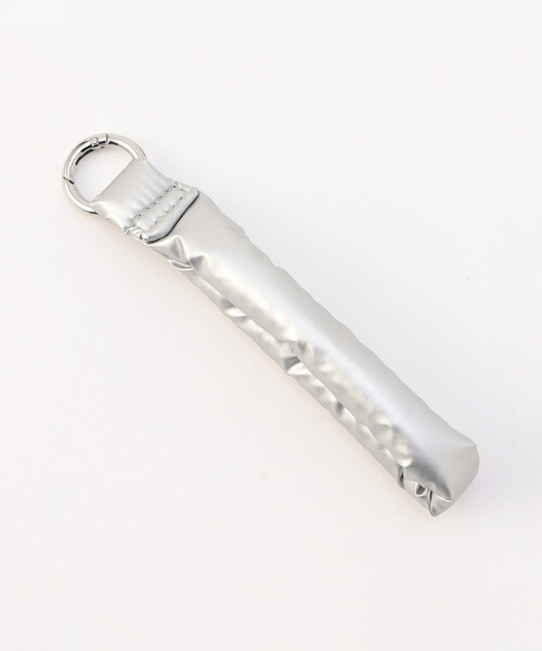 MONO　COMME CA（モノコムサ）の「チャーム付き パデッド巾着ショルダー（ショルダーバッグ・レディース・シルバー/ブラック・FREE）」の5枚目の写真