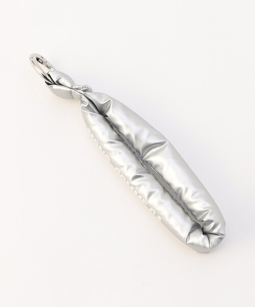 MONO　COMME CA（モノコムサ）の「チャーム付き パデッド巾着ショルダー（ショルダーバッグ・レディース・シルバー/ブラック・FREE）」の6枚目の写真