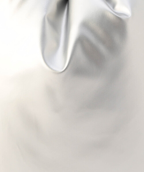 MONO　COMME CA（モノコムサ）の「チャーム付き パデッド巾着ショルダー（ショルダーバッグ・レディース・シルバー/ブラック・FREE）」の8枚目の写真