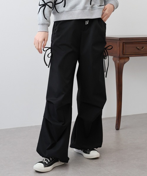 BLUEEAST（ブルーイースト）の「サイドリボンパラシュートパンツ（カーゴパンツ・レディース・ベージュ/ホワイト/チャコールグレー/ブラック・MEDIUM）」の2枚目の写真