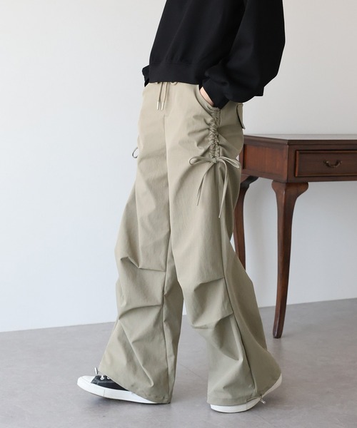BLUEEAST（ブルーイースト）の「サイドリボンパラシュートパンツ（カーゴパンツ・レディース・ベージュ/ホワイト/チャコールグレー/ブラック・MEDIUM）」の5枚目の写真