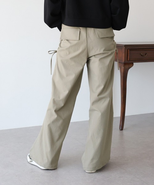 BLUEEAST（ブルーイースト）の「サイドリボンパラシュートパンツ（カーゴパンツ・レディース・ベージュ/ホワイト/チャコールグレー/ブラック・MEDIUM）」の7枚目の写真