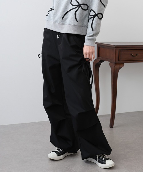 BLUEEAST（ブルーイースト）の「サイドリボンパラシュートパンツ（カーゴパンツ・レディース・ベージュ/ホワイト/チャコールグレー/ブラック・MEDIUM）」の16枚目の写真