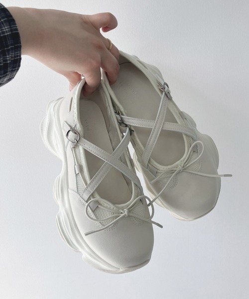 AS KNOW AS plus(アズノゥアズプラス)の「厚底 フェイクスウェードスニーカー / 厚底 リボンスニーカー(スニーカー・レディース・アイボリー/シルバー/ブラック/アイボリー系/ブラック系/ブラック系1/グレー系その他/ブラウン系1/ブラック系その他・LL/L/M/S)」の8枚目の写真