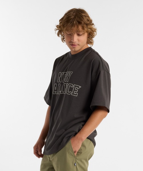 NEW BALANCE（ニューバランス）の「オーバーサイズドショートスリーブTシャツ（Tシャツ/カットソー・メンズ・ブラック/オフホワイト/サンドグレー・SMALL/MEDIUM/LARGE/X-LARGE/XX-LARGE）」の9枚目の写真