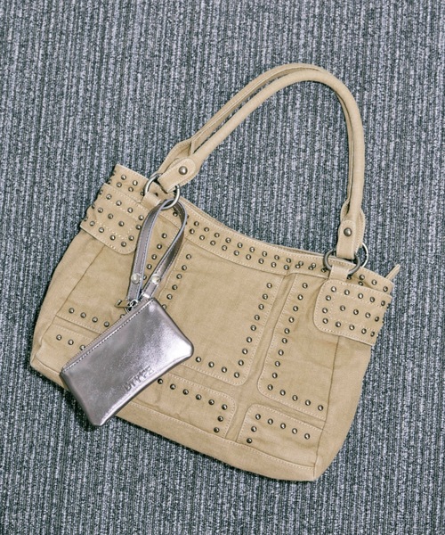 DTYYPE(ドタイプ)の「ヴィンテージ風スタッズラインハンドバッグ(ショルダーバッグ・レディース・ブラック/ベージュ・FREE)」の13枚目の写真