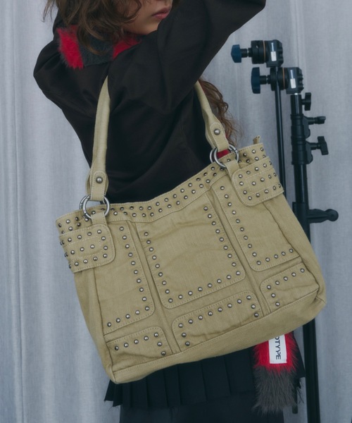 DTYYPE(ドタイプ)の「ヴィンテージ風スタッズラインハンドバッグ(ショルダーバッグ・レディース・ブラック/ベージュ・FREE)」の21枚目の写真