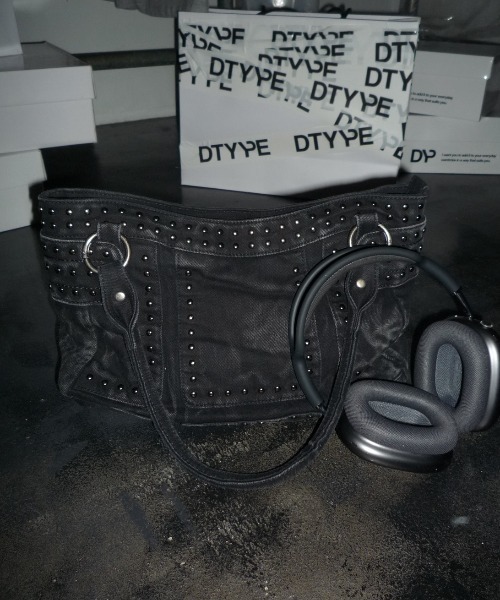 DTYYPE(ドタイプ)の「ヴィンテージ風スタッズラインハンドバッグ(ショルダーバッグ・レディース・ブラック/ベージュ・FREE)」の19枚目の写真