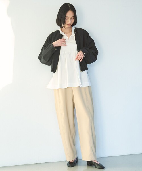 UNFILO(アンフィーロ)の「カーブワイドパンツ(その他パンツ・レディース・ベージュ系/ブラック系・SMALL/X-SMALL/LARGE/MEDIUM)」の7枚目の写真