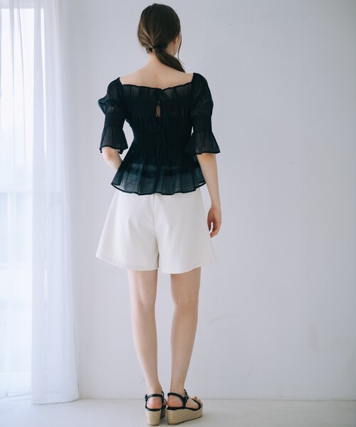 SELFIST（セルフィスト）の「【non-no掲載】2WAYシャーリングシアーペプラムブラウス　夏服　オフショル/スクエアネック（シャツ/ブラウス・レディース・ブラック/サックスブルー/オフホワイト・フリー）」の16枚目の写真