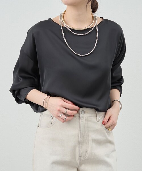 SHENERY（シーナリー）の「《1枚で様になる》《さらっとした着心地》袖タックサテンプルオーバー（シャツ/ブラウス・レディース・オフホワイト/ブラック・FREE）」の2枚目の写真