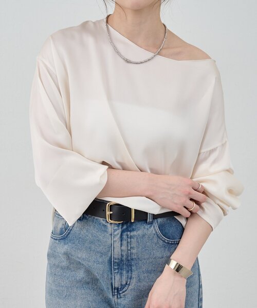 SHENERY（シーナリー）の「《1枚で様になる》《さらっとした着心地》袖タックサテンプルオーバー（シャツ/ブラウス・レディース・オフホワイト/ブラック・FREE）」の22枚目の写真