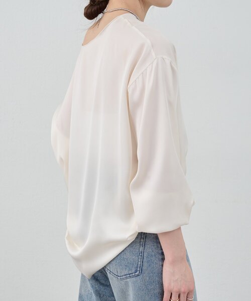 SHENERY（シーナリー）の「《1枚で様になる》《さらっとした着心地》袖タックサテンプルオーバー（シャツ/ブラウス・レディース・オフホワイト/ブラック・FREE）」の18枚目の写真