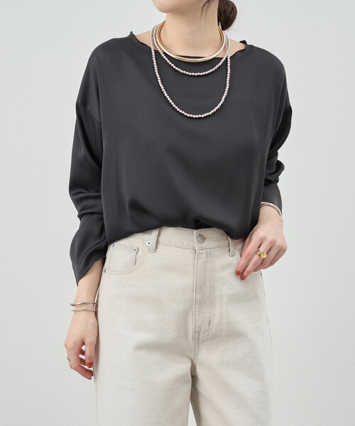 SHENERY（シーナリー）の「《1枚で様になる》《さらっとした着心地》袖タックサテンプルオーバー（シャツ/ブラウス・レディース・オフホワイト/ブラック・FREE）」の7枚目の写真