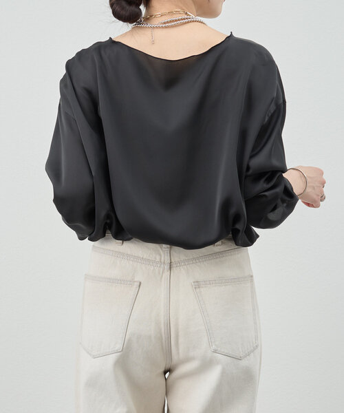 SHENERY（シーナリー）の「《1枚で様になる》《さらっとした着心地》袖タックサテンプルオーバー（シャツ/ブラウス・レディース・オフホワイト/ブラック・FREE）」の5枚目の写真