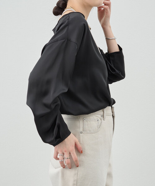 SHENERY（シーナリー）の「《1枚で様になる》《さらっとした着心地》袖タックサテンプルオーバー（シャツ/ブラウス・レディース・オフホワイト/ブラック・FREE）」の4枚目の写真