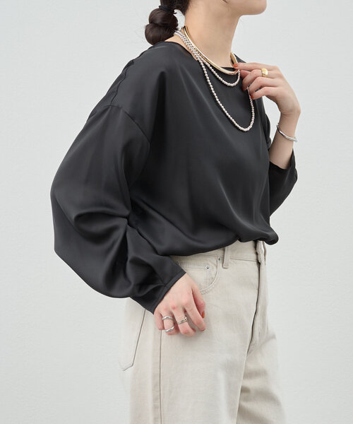 SHENERY（シーナリー）の「《1枚で様になる》《さらっとした着心地》袖タックサテンプルオーバー（シャツ/ブラウス・レディース・オフホワイト/ブラック・FREE）」の3枚目の写真