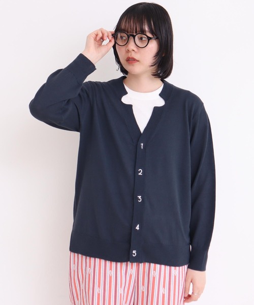 I am I in fact...（アイアムアイインファクト）の「C/Li数字刺繍　Vカーディガン（カーディガン/ボレロ・レディース・ホワイト/チャコールグレー/ピンク/イエロー/グリーン・FREE）」の2枚目の写真