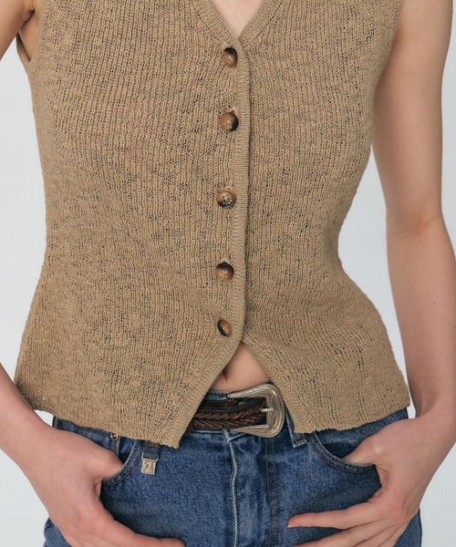 KUME(クメ)の「KUME/クメ Fitted Button Knitted Vest ベスト 秋物 秋服 2026年秋冬(ベスト・レディース・アイボリー/ベージュ・S)」の11枚目の写真