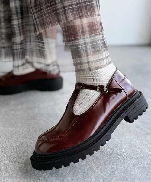 classicalelf（クラシカルエルフ）の「クラシック×モード、歩くたびに視線を奪う大人の足元。Tストラップローファー（ローファー・レディース・ブラウン/ブラック・X-LARGE/LARGE/MEDIUM/SMALL）」の5枚目の写真