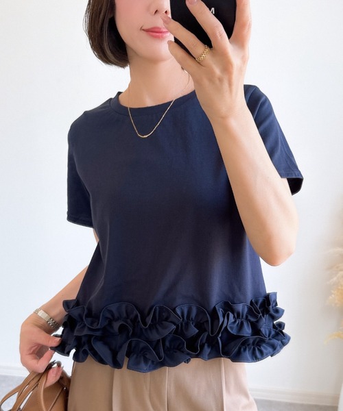 &. NOSTALGIA（アンドドットノスタルジア）の「【ZOZO限定】裾フリルＴシャツ（接触冷感・UVカット）（Tシャツ/カットソー・レディース・オフホワイト/ブラック/チャコールグレー/ネイビー/ブラック×ホワイト/ホワイト×ブラック・M）」の6枚目の写真