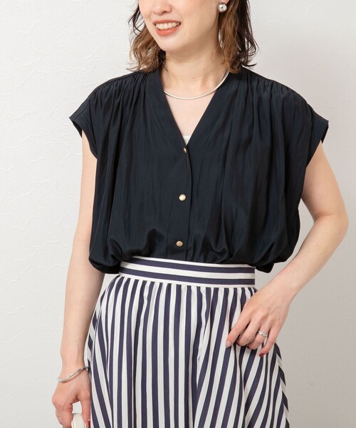 NOLLEY’S(ノーリーズ)の「割繊Vネックブラウス(シャツ/ブラウス・レディース・ネイビー/ロイヤルブルー/クリーム/オフホワイト・38)」の4枚目の写真