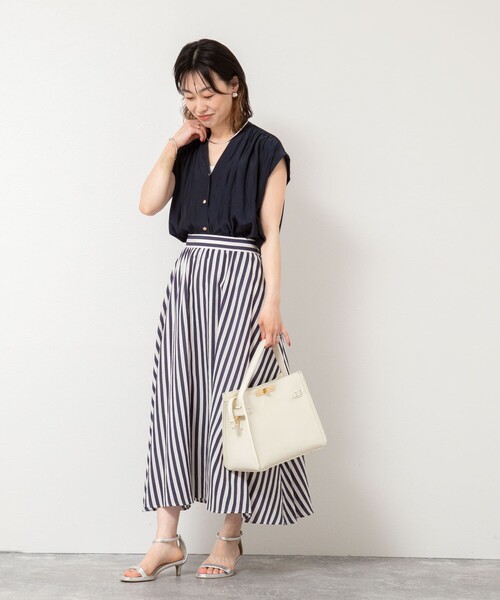 NOLLEY’S(ノーリーズ)の「割繊Vネックブラウス(シャツ/ブラウス・レディース・ネイビー/ロイヤルブルー/クリーム/オフホワイト・38)」の6枚目の写真