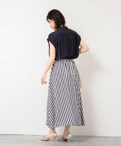 NOLLEY’S(ノーリーズ)の「割繊Vネックブラウス(シャツ/ブラウス・レディース・ネイビー/ロイヤルブルー/クリーム/オフホワイト・38)」の7枚目の写真