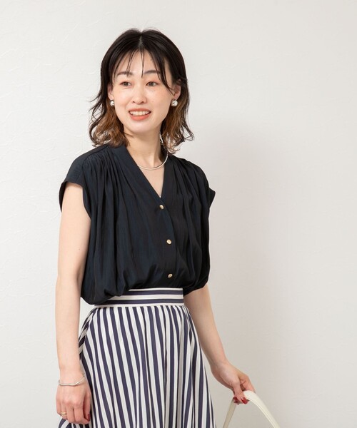 NOLLEY’S(ノーリーズ)の「割繊Vネックブラウス(シャツ/ブラウス・レディース・ネイビー/ロイヤルブルー/クリーム/オフホワイト・38)」の8枚目の写真