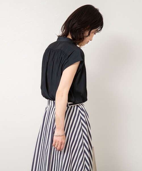 NOLLEY’S(ノーリーズ)の「割繊Vネックブラウス(シャツ/ブラウス・レディース・ネイビー/ロイヤルブルー/クリーム/オフホワイト・38)」の10枚目の写真