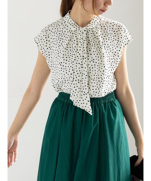 Te chichi(テチチ)の「パターンアソートボウタイブラウス(シャツ/ブラウス・レディース・ベージュ/オフホワイト/ブルー/ブラック・F)」の2枚目の写真